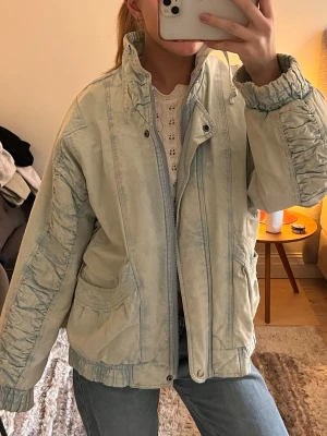 Ljusblå oversized bomberjacka  - Säljer en ljusblå oversized jacka/bomberjacka. Köpte den i Newyork förra året på en vintage butik så vet därav ej märket. Den har lite tunt foder så man håller sig lite varm precis som en bomberjacka. Köpt för: 700kr🩵🩵🩵🩵🩵(Notera: den har en liten rosa fläck, syns på sista bilden)