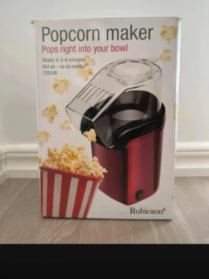 Popcornmaskin från Rubicson röd - Popcornmaskin från Rubicson i röd och svart plast med genomskinligt lock. Gör popcorn snabbt utan olja, 1200W. Perfekt för hemmabio eller snacks. Enkel att använda, popcorn poppas direkt ner i skålen.