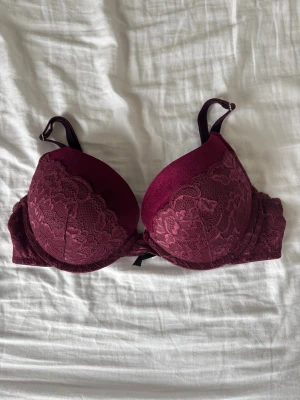 Vinröd push-up bh med spetsdetaljer - BH som jag aldrig använt!  I väldigt bra skick.
