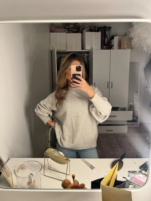 Ljusgrå stickad tröja med pärlor - Supersnygg ljusgrå beige ish stickad tröja med pärldetaljer framtill. Den är superfin till exempelvis kort kjol eller jeans. Den är använd ett fåtal gånger 