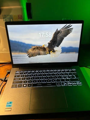 MSI bärbar dator med Intel Core - Snygg och modern bärbar dator från MSI med svart chassi i metall-look. Utrustad med bakgrundsbelyst tangentbord och Intel Core-processor. Skärmen har tunna kanter och datorn har HDMI-port. Perfekt för studier, gaming eller kreativt arbete. I nytt skick men har troligtvis inte kvar orginialboxen