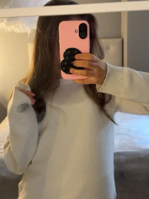 vit långärmad stickad - Mysig vit stickad tröja med oversized passform och långa ärmar. Tröjan har inga tydliga deffekter på användning, enkel och passar med allt. Strl 158/164 men sitter mer som S🤗