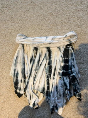 Kjol med tie-dye mönster på - En kjol med tie dye mönster på, den är perfek om du ska till en fest i sommar eller bikini cover. Den har aldrig varit använt och är i perfekt skick 💕