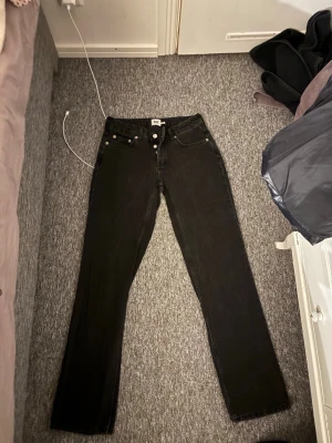 Lågmidjade raka jeans från lager 157 - Säljer ett par svarta lågmidjade jeans från lager 157 använda vid ett tillfälle, i storlek S 