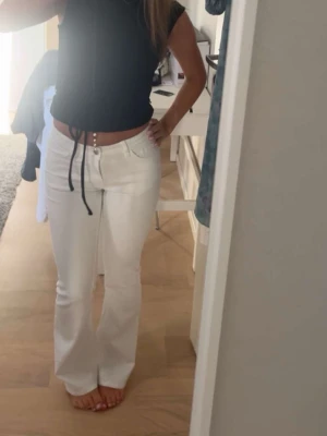 Vita bootcut jeans med låg midja - Säljer ett par vita bootcut jeans, fr Lindex strl 152/158