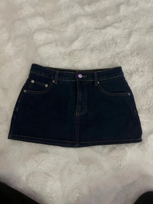 Mörkblå jeanskjol med fickor - Säljer en mörkblå jeanskjol, aldrig använt den för råka ta fel storlek fick hem den för nån dag sen bara 