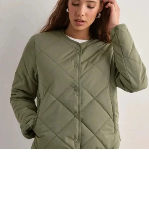 Olivgrön quiltad pufferjacka Nelly - Trendig olivgrön jacka från Nelly som är slutsåld!! Säljer då den ej kommit till användning, endast använd ett fåtal gånger. Pris går att diskuteras , nypris 699
