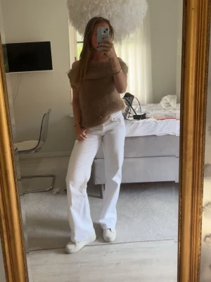 Brun fluffig ärmlös tröja - Säljer en brun, fluffig ärmlös tröja med lös passform och bred halsringning. Tröjan har en mysig, mjuk struktur och är perfekt för lager på lager. Passar dig som gillar en avslappnad men trendig stil.