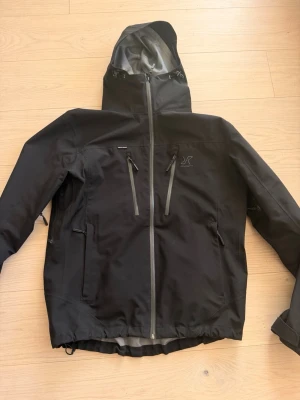 RevolutionRace jacka  - Silence Proshell 3L Jacket Herr från Revolution Race  Jackan är i mycket bra skick! Storlek: XL