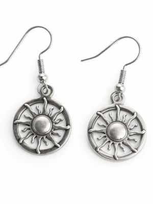 Solformade örhängen i rostfritt stål - Säljer ett par snygga örhängen i rostfritt stål med solmotiv. De är silverfärgade och har en rund form med detaljerade solstrålar. Perfekta för dig som vill ha en unik accessoar med cool vibe.