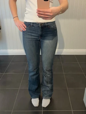 Vintage utsvängda jeans  - Jätte coola vintage, utsvängda jeans med medelhög midja. Köpta second hand. Lite slitna längst ner vid fötterna. 