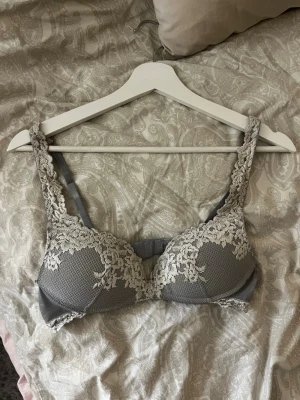 Grå Intimissimi bh - Är använd men i gott skick, säljer då den är för liten! 