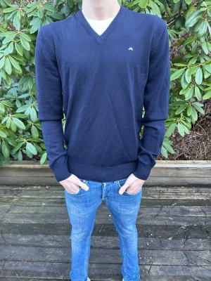 J. Lindeberg tröja - Säljer nu en v-ringad J. Lindeberg tröja i mjuk 100% merino wool. Tröjan är i nyskick och aldrig använd. Nypris ligger runt 1300 men jag säljer endast för 450kr. Tveka inte på att höra av er ifall ni har extra frågor/bilder. Storlek S. 