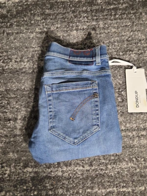 Dondup Jeans - Tjenare! Säljer ett par riktigt scyssta dondup jeans. Modellen är George. Skicket på jeansen är 9/10. Har du några frågor eller funderinga hör av dig // IC_RESELL