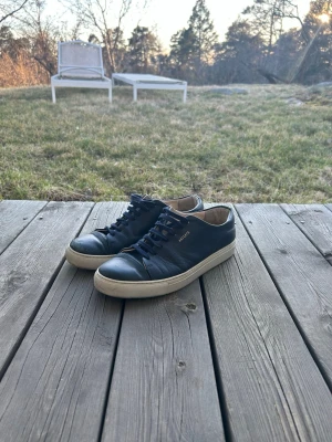 Arigato - Säljer dessa feta Arigatos i mörkblå och guldig text. Storlek 43, ca 27cm på insidan. Skicket är rätt så bra, liten defekt på framsidan på höger skon men inget som märks! Otroligt sköna, självklart äkta! Nypris på dessa är 2650kr! Kan gå ner i pris vid snabb affär!💯🙌🏼🍾