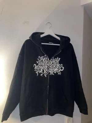 Random Bastards zip hoodie - Random Bastards zip hoodie med reflextext, köpt för några år sedan nypris 900kr. Sparsamt använd. Riktpris 350kr, men kan acceptera lägre så skicka ett prisförslag :)
