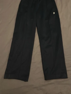 Stüssy kostymbyxor -  Vida Stüssy kostymbyxor gjorde i 56% polyester och 44% bomull. Byxorna är sparsamt använda och är i storlek XS (170-180cm). Skriv vid funderingar!