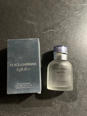 Dolce & Gabbana Light Blue Pour Homme - Fräsch herrparfym från Dolce & Gabbana, Light Blue Pour Homme. Flaskan är matt glas med blått lock och silverdetaljer. Doften har inslag av citron, rosmarin och patchouli. Kommer i en stilren blå ask. Eau de toilette, 40 ml.