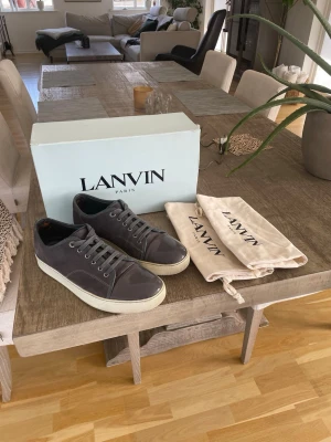 Grå Lanvins - Grå Lanvins i storlek 42 Nypris≈ 5000, mitt pris= 1999 Box+ 2 dustbags+ extra skosnören ingår. Fint skick, defekter syns på bild Bara att höra av dig vid funderingar👑