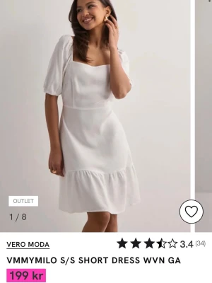 Vit kort klänning från Vero Moda - Snygg vit kort klänning från Vero Moda med puffärmar och fyrkantig urringning. Köpt på Nelly. Klänningen har en volang nedtill och är tillverkad i ett lätt tyg (linne) som passar perfekt till varmare dagar. Enkel och stilren design som är lätt att matcha. Perfekt till alla sommartilfällen! Säljer då jag missade returdatumet💜 bara att skriva vid frågor, önskemål om mer bilder eller för prisförslag
