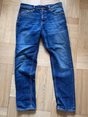 Blåa Nudie Jeans - Ett par blåa jeans från Nudie. Fint skick. W31 L32. Modellen är Steady Eddie II. Hör av er ifall ni har några frågor!