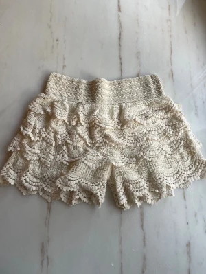 Spets shots - Beiga shorts med spets. Står inte någon storlek men passar xs-m