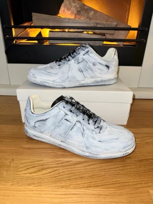 Margiela skor - Säljer nu dessa riktigt snygga Maison Margiela Gats i strl 42. Helt nya aldrig använda. Du får med allt som syns på bilderna dvs skor, dustbag, box osv. Mer Margiela skor finns i min profil. Bara att skriva ett DM vid intresse!