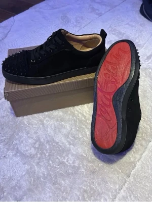 Louboutin skor  - Hyfsat bra skick, syns på bilderna. Lågt pris pga att 2 nitar på högra å 3 på vänstra tyvärr har lossnat. Skriv vid frågor 