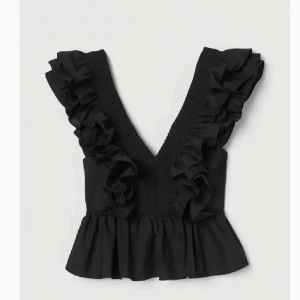 Svart volangtopp med v-ringning - Jätte snygg och eftertraktad topp som e helt slutsåld ❤️ Storlek  S men passad xs lika bra ❤️