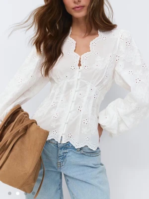 Vit  blus med spetsdetaljer - Vit superfin blus från Gina! Slutsåld överallt och säljer då den är lite för liten🩷Endast använd 1 gång så jättebra skick🩷