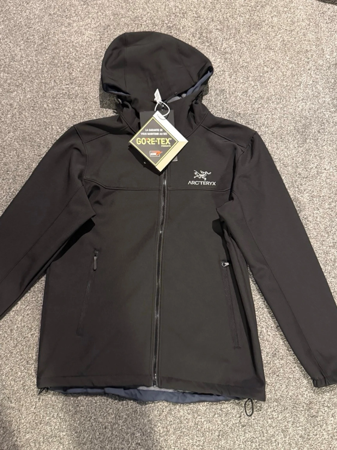 Svart Arc'teryx vindjacka med huva