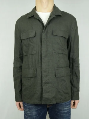 Massimo Dutti linne Fieldjacket  - MASSIMO DUTTI LINNE FIELDJACKET Storlek : L Passform : Normal Användning : Jackan är i ett väldigt fint skick utan defekter Nypris : Cirka 1500SEK Modellen på bilden : 182CM och väger 77KG