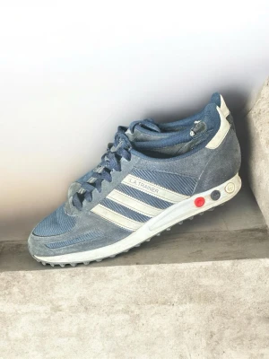 Adiddas  L.A Trainers - Säljer mina adidas skor i storlek 45 1/3. Fråga om fler bilder om de behövs (snörrena är slitna/trasiga)
