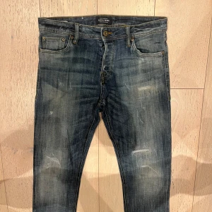 Jack & Jones jeans  - Säljer nu dessa sjukt snygga Jack & Jones Jeans , extremt fint skick på jeansen . Knappast använda ! 