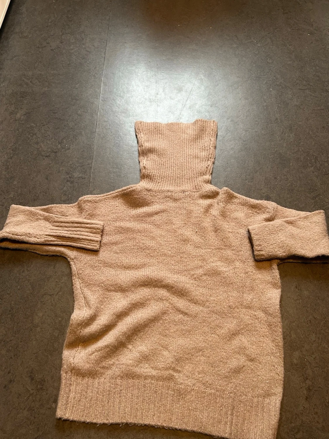 Beige stickad polotröja