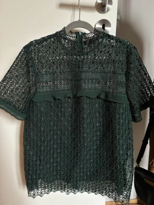 Grön spetsblus  - Jätte fin blus, säljer då den inte kommer till användning längre, vet dock inte vart den är ifrån 