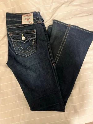 True Religion Joey Low Rise Flare Jeans - Säljer mina nästan helt nya true religion pga fel i storleken. De är i modellen Joey, storlek 26. Fettsnygga och lätta att styla💓