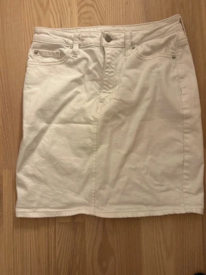 Vit jeanskjol - Säljer en jeanskjol från Cubus i storlek M men den är väldigt tight och är även high waist. Den har blåa fläckar längst ner men det syns inte mycke och tror att det kan försvinna i tvätten