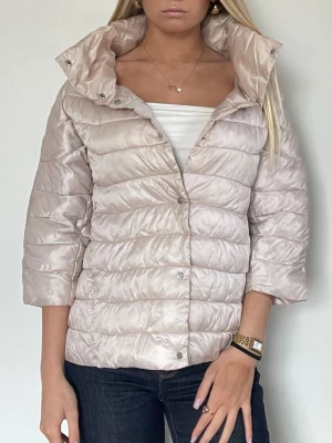 Beige Herno liknande jacka!  - Följ för likande! Herno liknande jacka med trekvartsärm, krage och knappar. Perfekt nu till våren! Storlek M men passar en S i toppen skick! Jackan är en äldre modell från mango som ej säljs längre. Tryck köp nu! 💕TK-0103