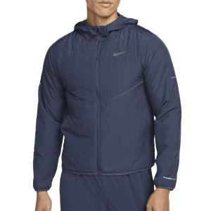 Mörkblå Nike vindjacka med huva - Snygg mörkblå vindjacka från Nike med huva och hel dragkedja framtill. Jackan har diskret Nike-logga på bröstet och är tillverkad i ett lätt, tekniskt material som passar perfekt för blåsiga dagar. Sportig design med långa ärmar och minimalistiska detaljer. Nypris 1300kr