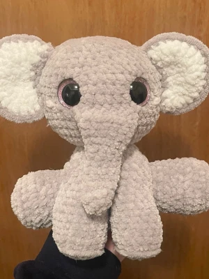 Virkad elefant  - Handvirkat i mjukt polyester garn!