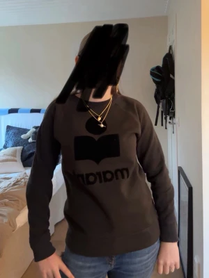 Isabel Marant tröja - En svart Isabel Marant tröja i mycket bra skick, det står inte vilken storlek det är men jag skulle säga S-M. Om ni är intresserade av mått eller annat så är det bara att fråga!🤗