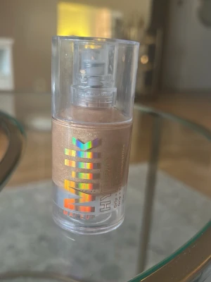 Milk Makeup Highlighter i pumpflaska - Säljer en highlighter från Milk Makeup i en genomskinlig pumpflaska. Färgen är en skimrande guld-brons som ger glow till huden, produkten är endast testad men passade inte min hy🥰orginal priset e 450 men säljer den för 250