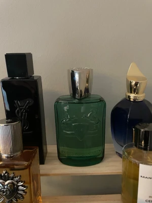 Parfums de Marly Greenley EdP - Säljer min PDM Greenly 125ml. Parfymen är 100% äkta, ni kan få vilka bilder/bevis ni vill. Nypris 2700kr. Saknas mindre än 1 ml i flaskan.