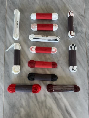 Valentino snören - Valentino snören - Skick: Nya - Modeller: Flycrew, Open, Rockstud - Onesize storlek - Finns fler färger än de i bild - TrendWardrobe