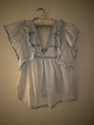 Neo noir blus - En super fin ljusblå blus perfekt till sommaren. Tröjan har inte några täcken på anständig då den enbart testats fåtal gånger.