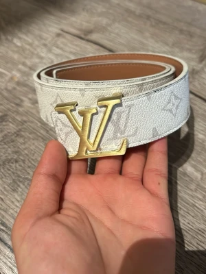 Vit bälte  - L OCH V bälte kom privat för mer info 