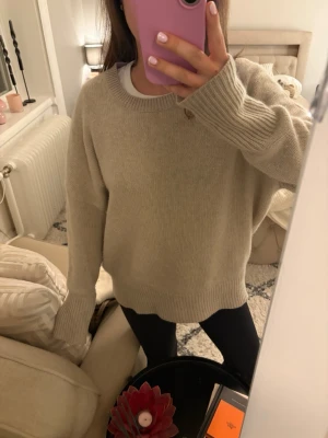 Lisa yang Karshmir tröja  - Säljer min jätte fina tröja i Karshmir från Lisa yang! Den sitter lite för långt på mig där bak därför tog jag bild från hemsidan så man ser hur den sitter där. Den är i jätte fint skick, storlek 1 är det i tröjan ❤️