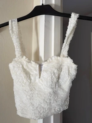 Superfin spetstopp med v ringning  New yorker  - Jättefin spets topp med v ringning från amisu (New yorker) i storlek xs. Funkar till allt ! Säljs billigt 