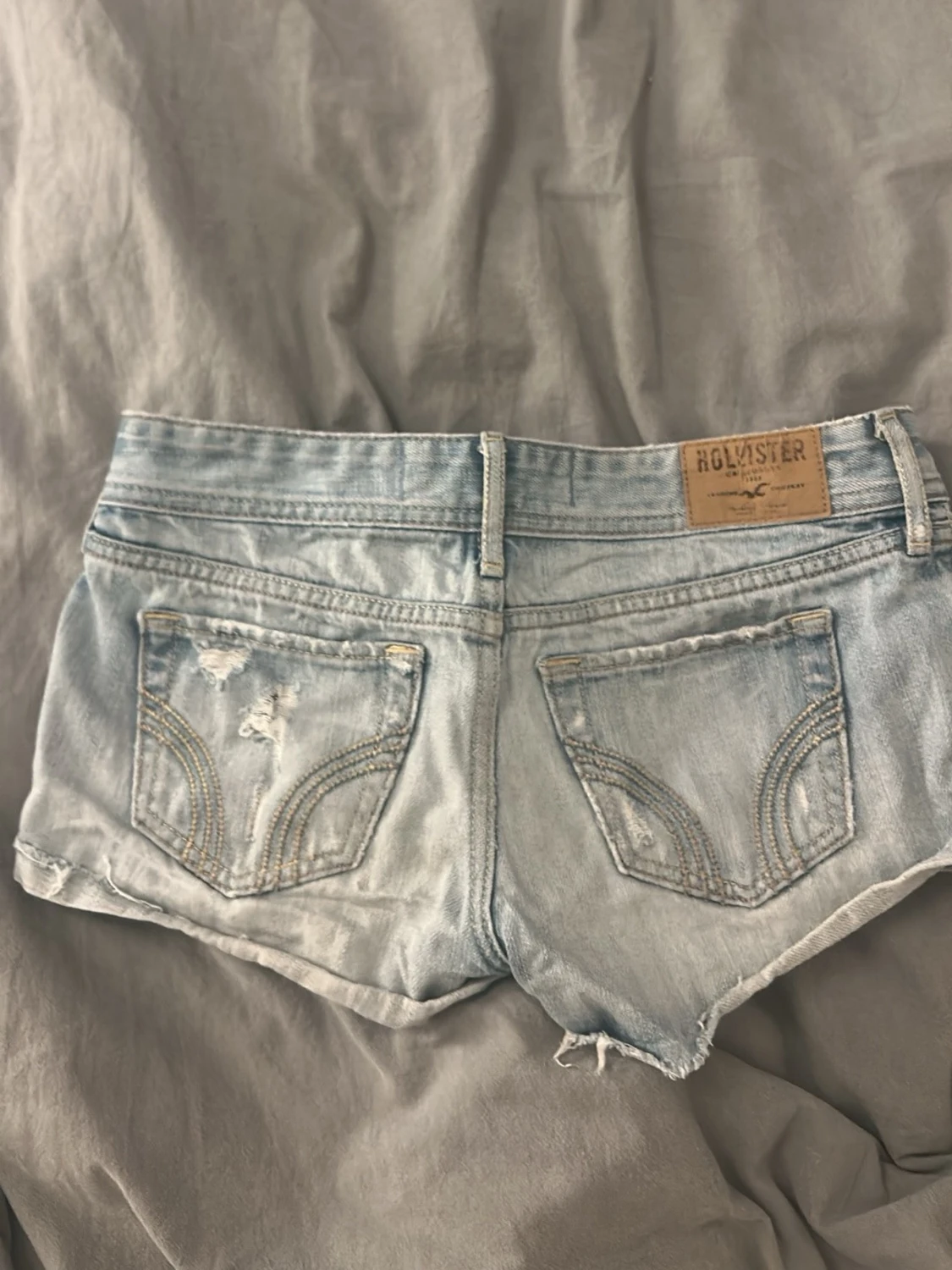 Ljusblå jeansshorts från Hollister - 1